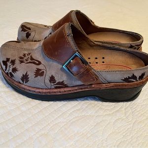 Klogs Brown Suede Floral Print Shoes  size 8 wide
